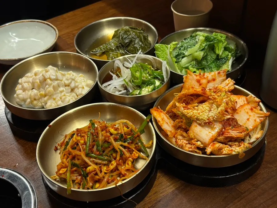 고기와 함께 차려진 수제 반찬 한 상