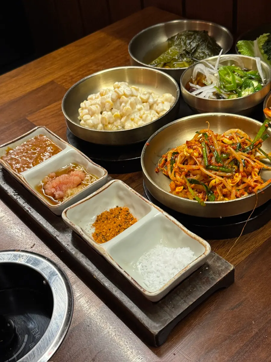상추무침이 담긴 반찬 그릇