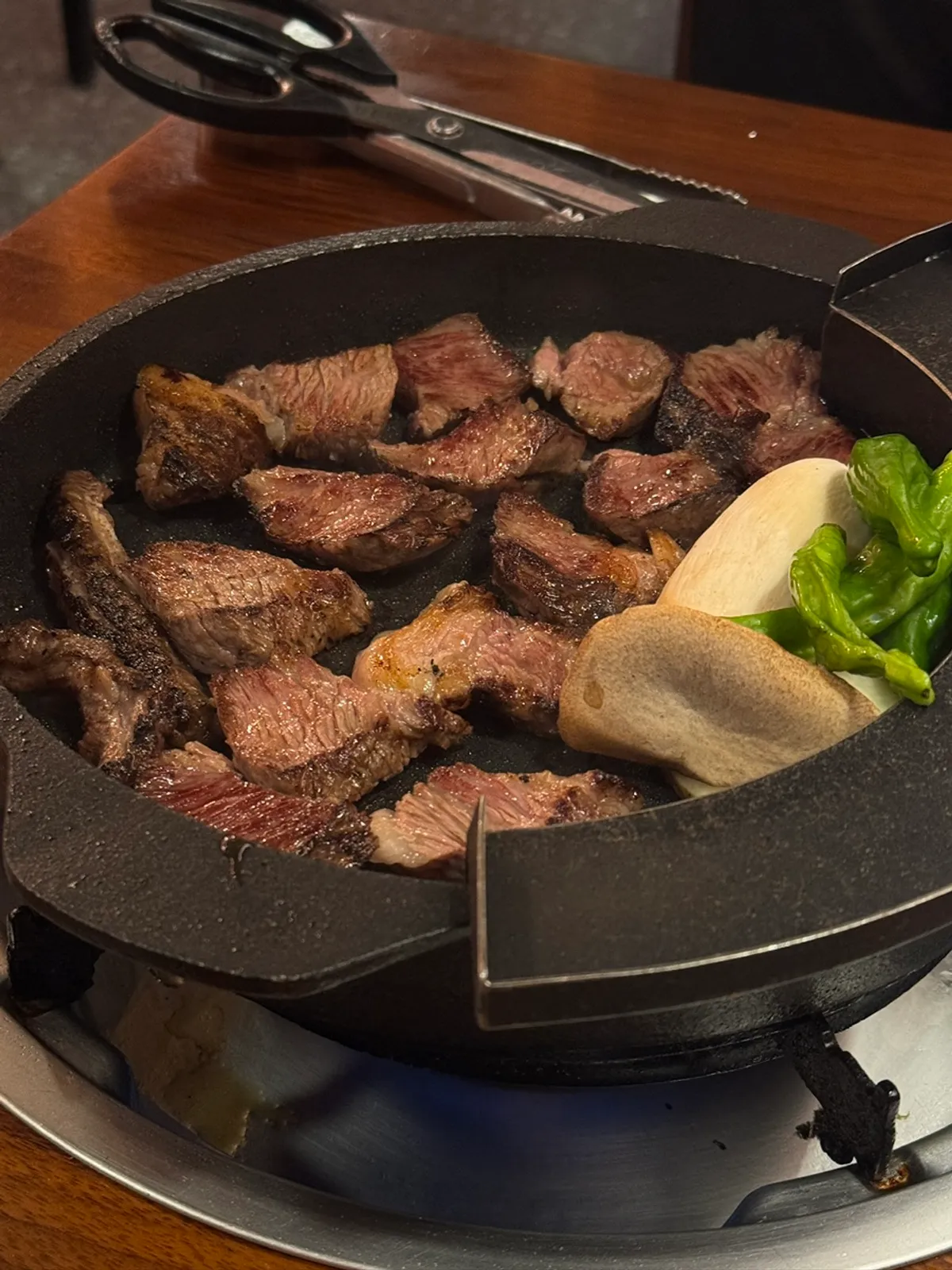 불판 위에서 구워지는 숙성 우대갈비