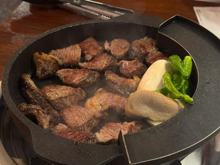 알맞게 구워 잘라낸 우대갈비 조각