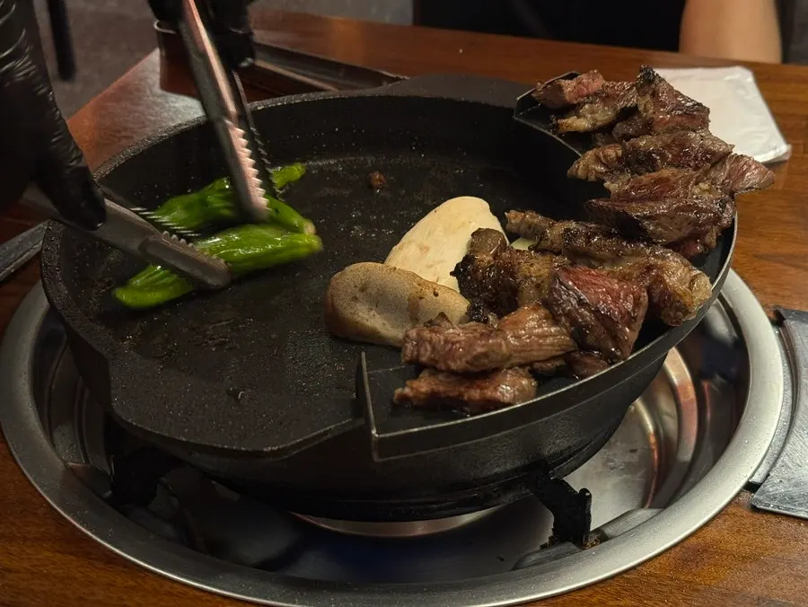 직원 그릴링 서비스로 굽는 고기