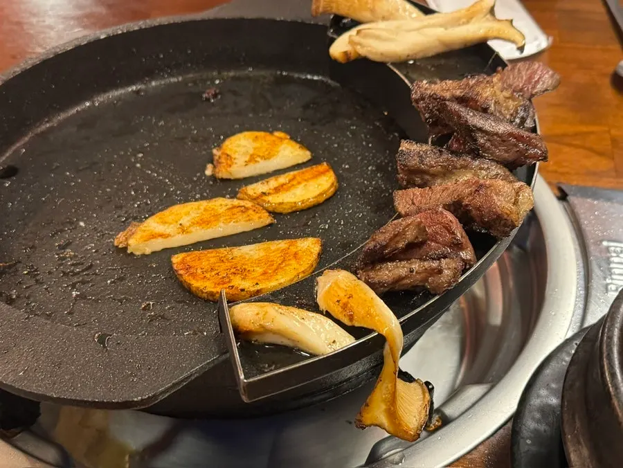 말돈소금에 찍어 먹는 우대갈비 한 점