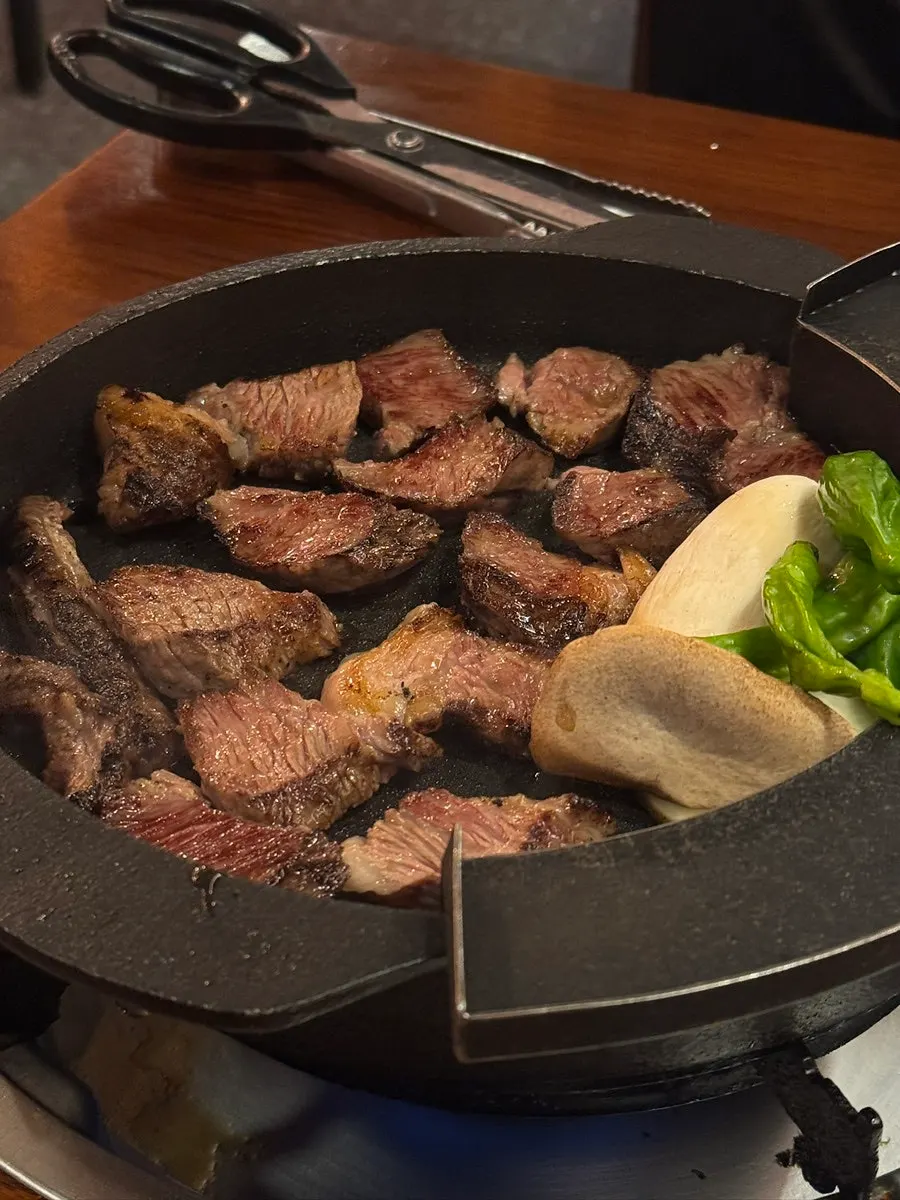 고기와 반찬이 함께 차려진 테이블 전경