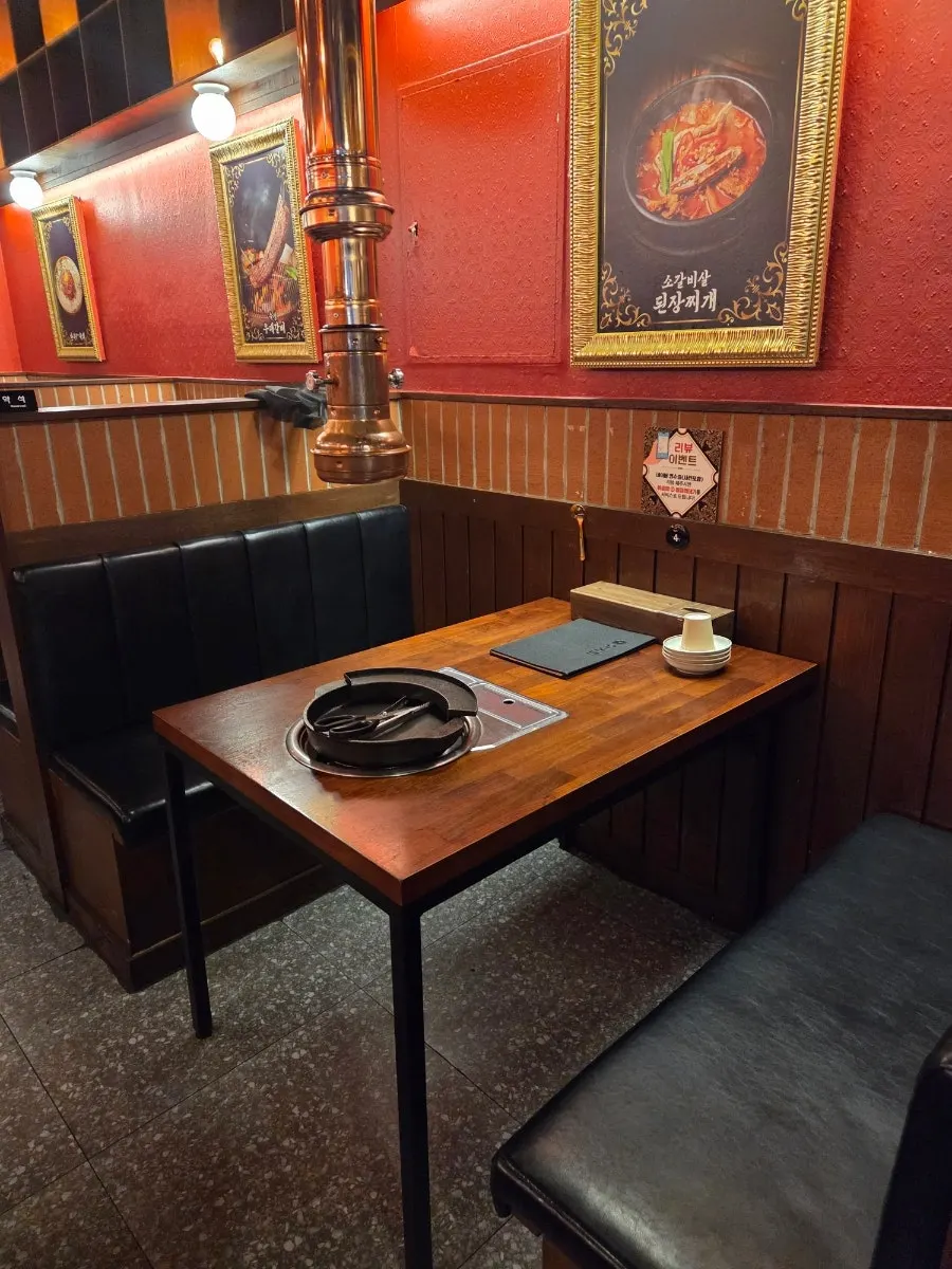 Interior full of guests on a weekday evening at Udontan Dasan Main Branch