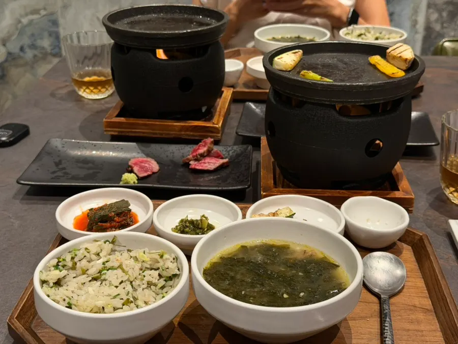 살구잼을 깐 옥수수 아이스크림 디저트