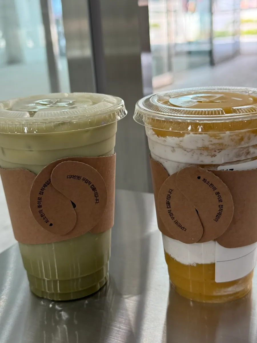 Eco-friendly, adhesive-free cup holder made from recycled paper