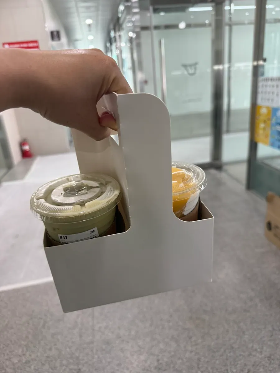 Takeout packaging holding both cups