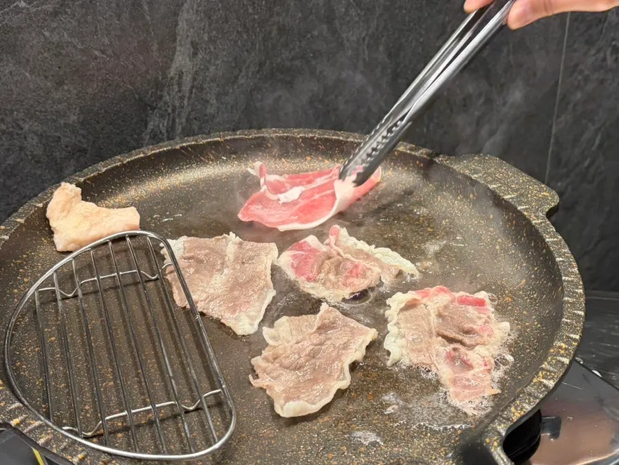 Grilling beef brisket at Ugojip