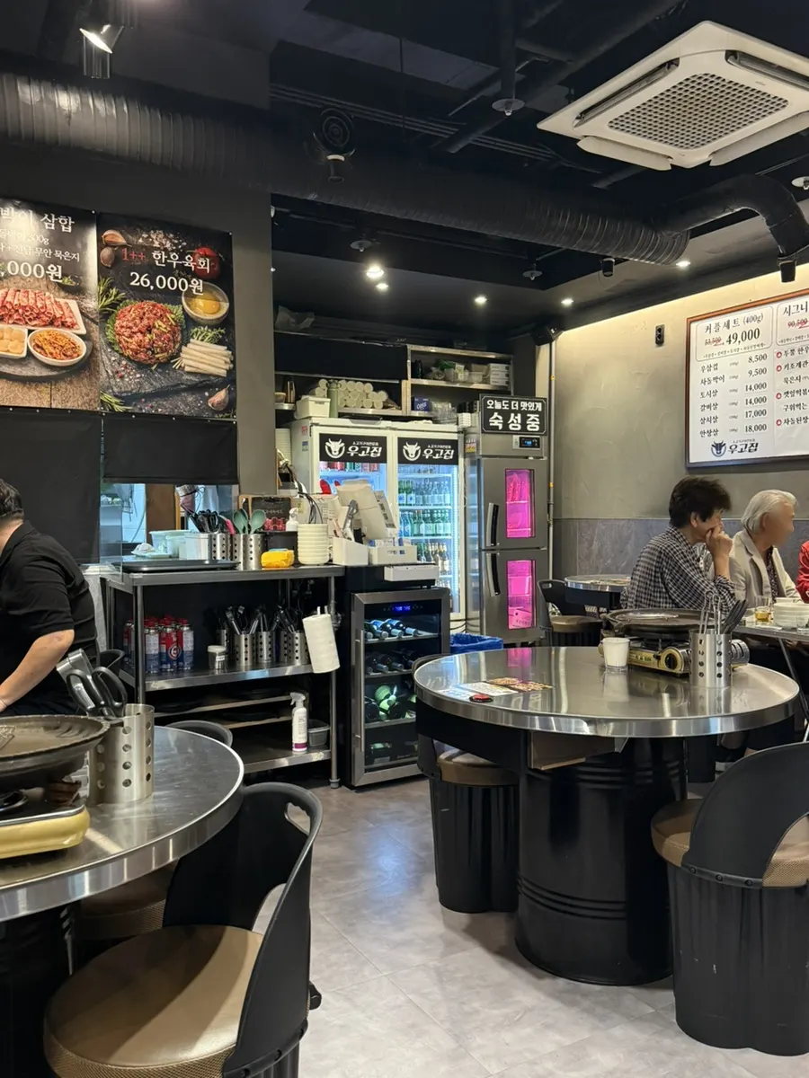 4인석 테이블이 놓인 우고집 매장 내부