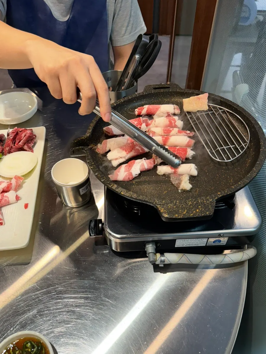 달아오른 불판에 기름칠하는 모습