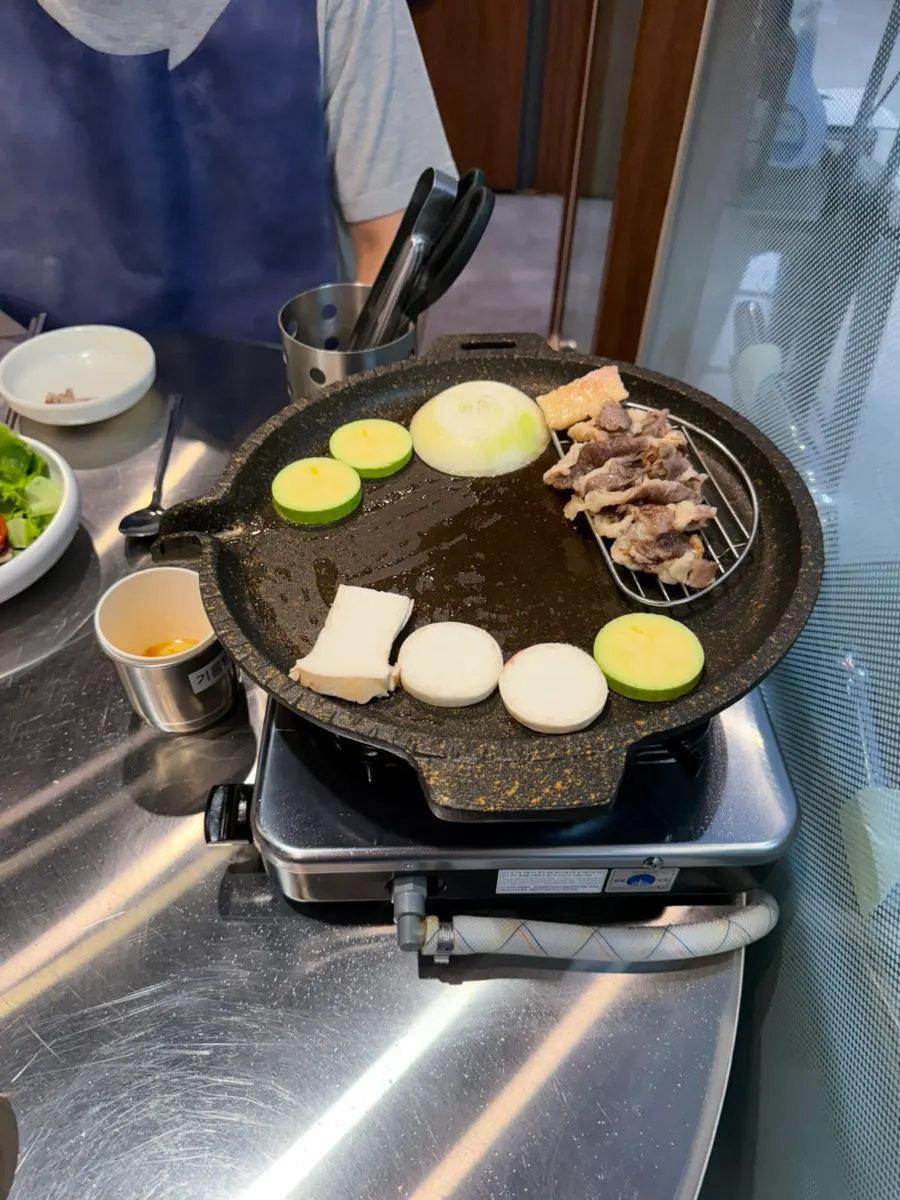 불판에 올린 우삼겹