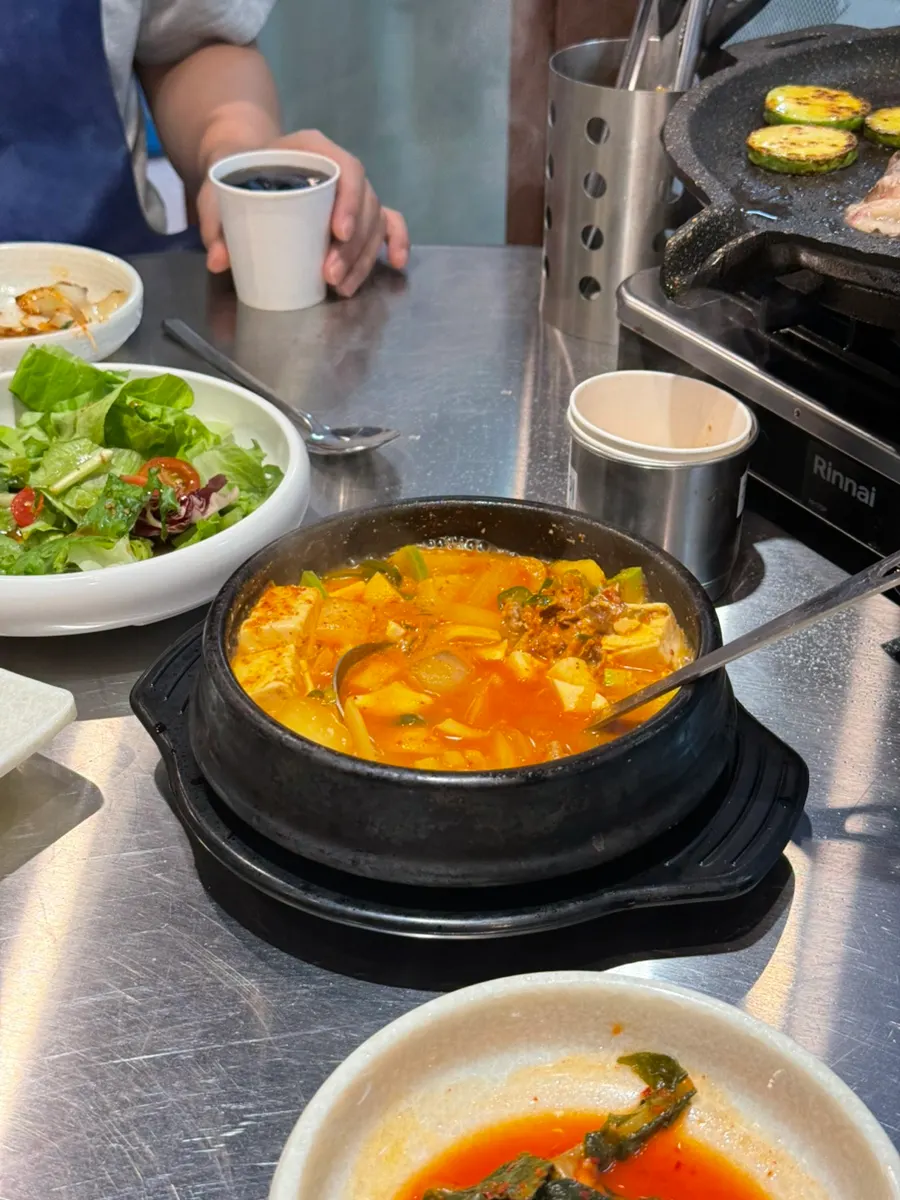 우삼겹과 파채를 올린 양파쌈