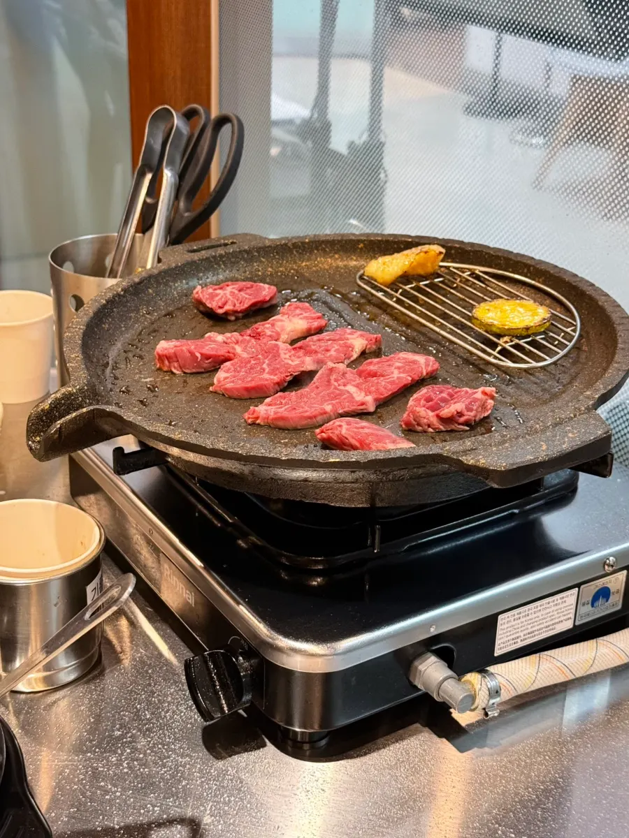 재료가 가득한 차돌된장찌개 속