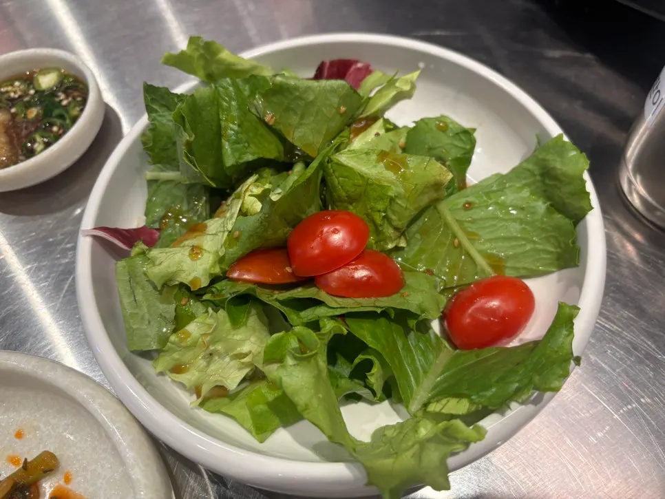 Plate of basic side dishes at Ugojip