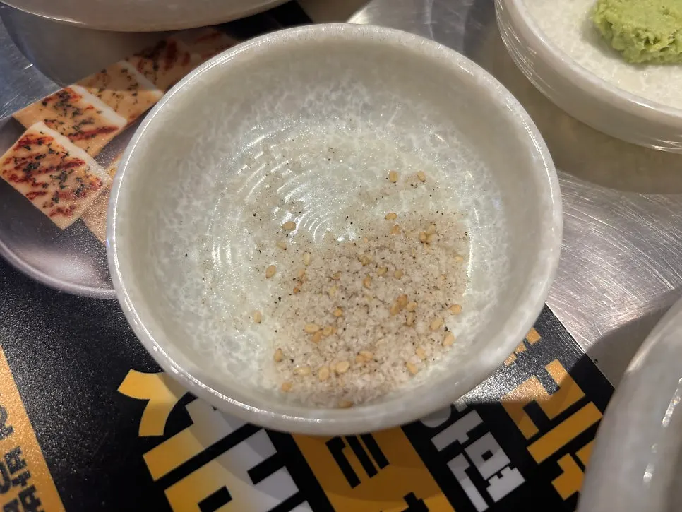 Basic side dishes and sauce at Ugojip