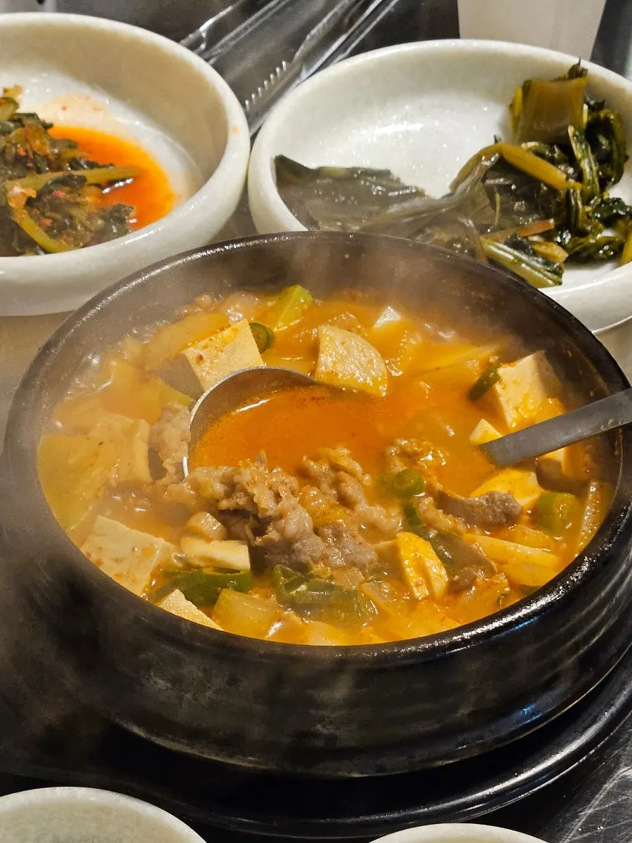 우고집 차돌된장찌개와 고기 한 점