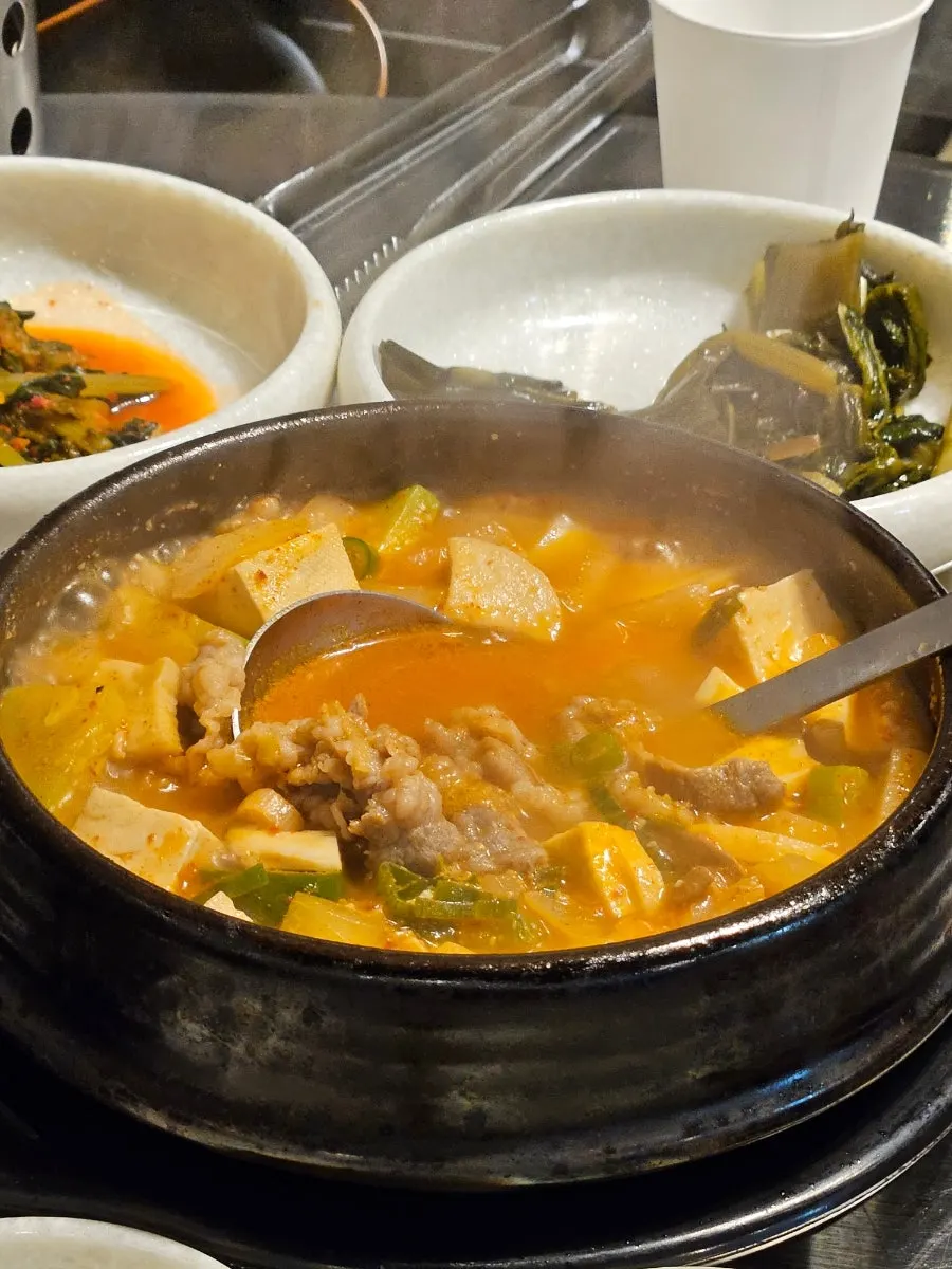 고기와 두부가 가득한 차돌된장찌개