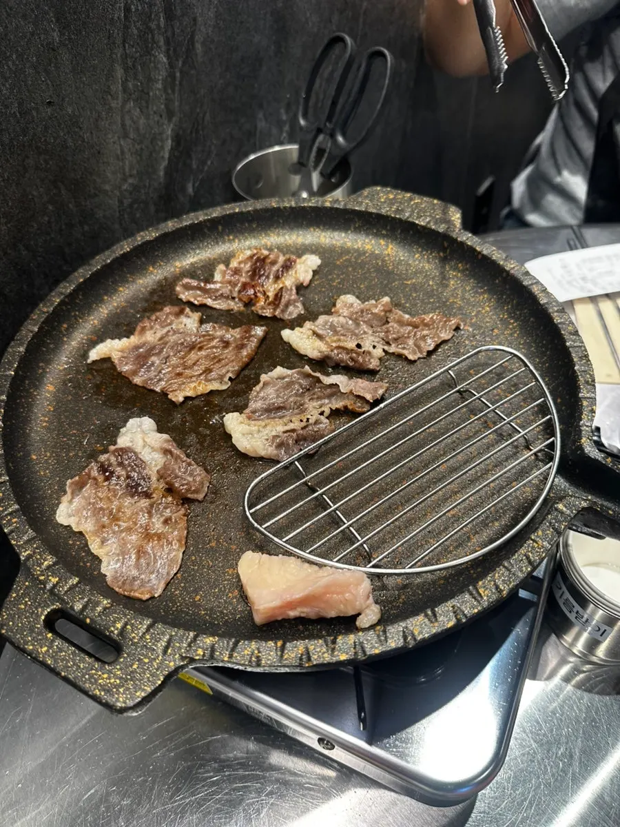 맥주와 함께 차려진 우고집 상차림