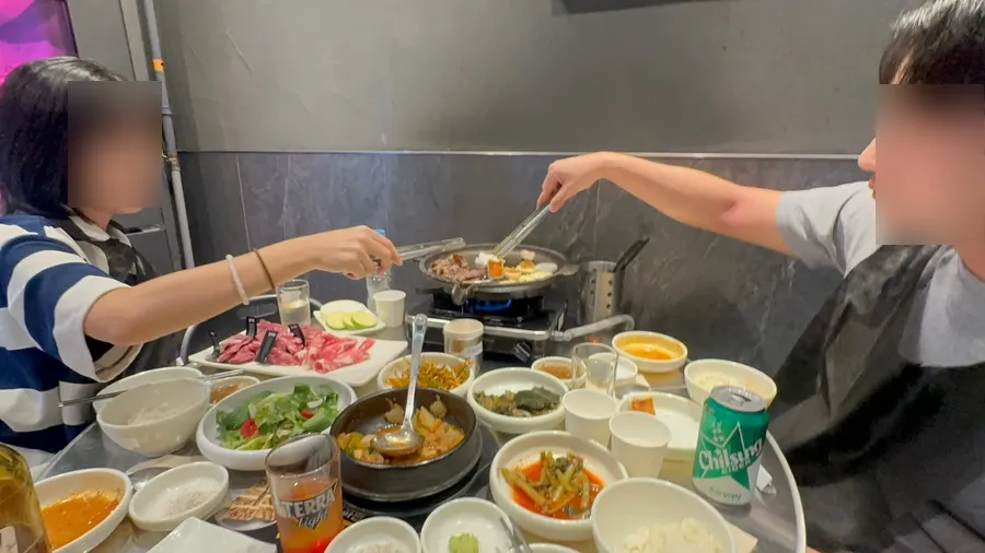 우고집 테이블 위 소고기와 맥주잔