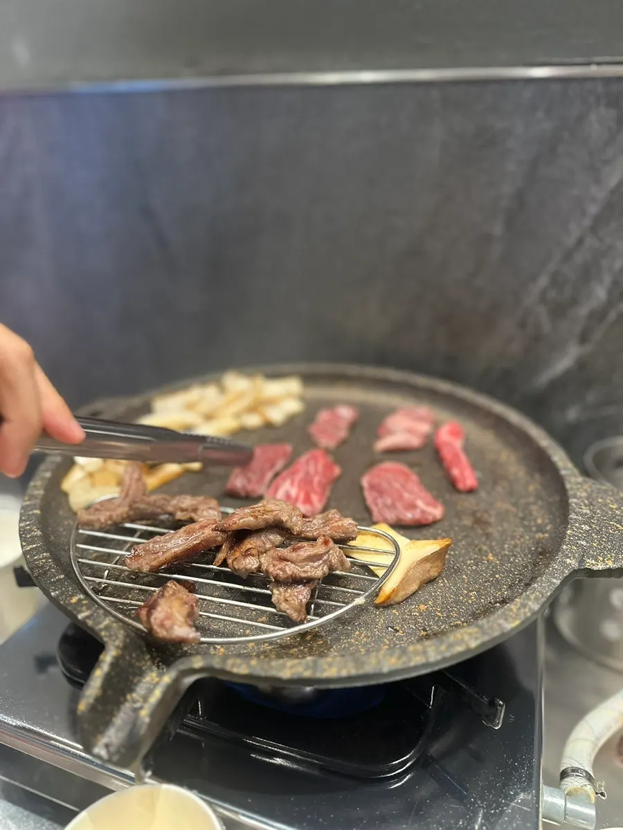 불판에 올려 굽는 우고집 소고기