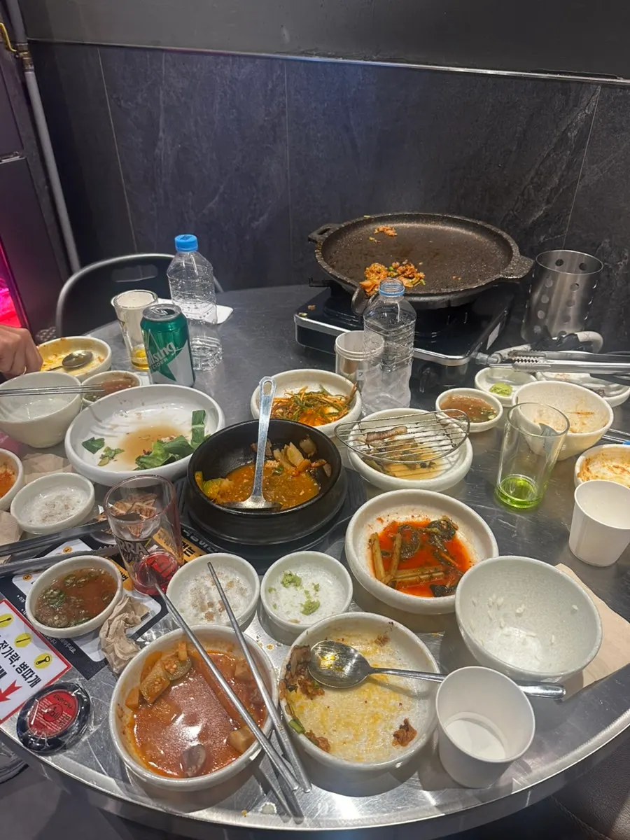 세 명이 비운 우고집 식사 마무리