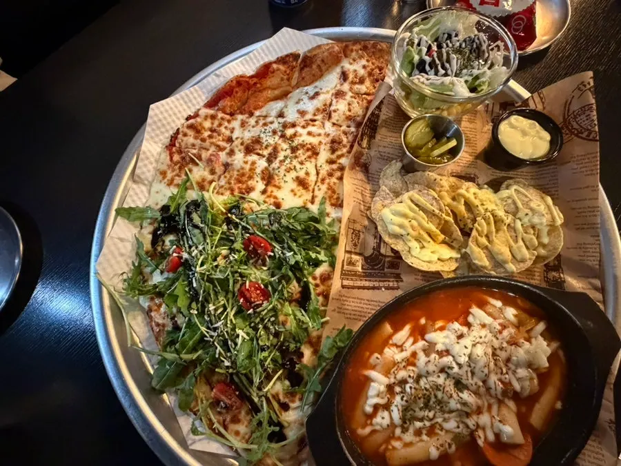 피자 반판과 치즈떡볶이 나초 샐러드 구성