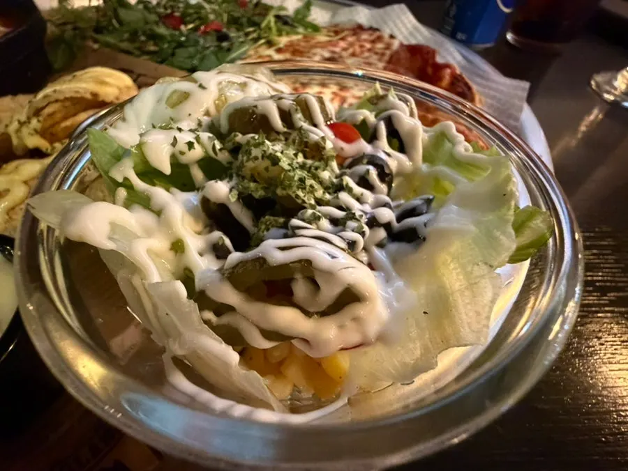 볼에 담겨 나온 작은 사이즈 샐러드