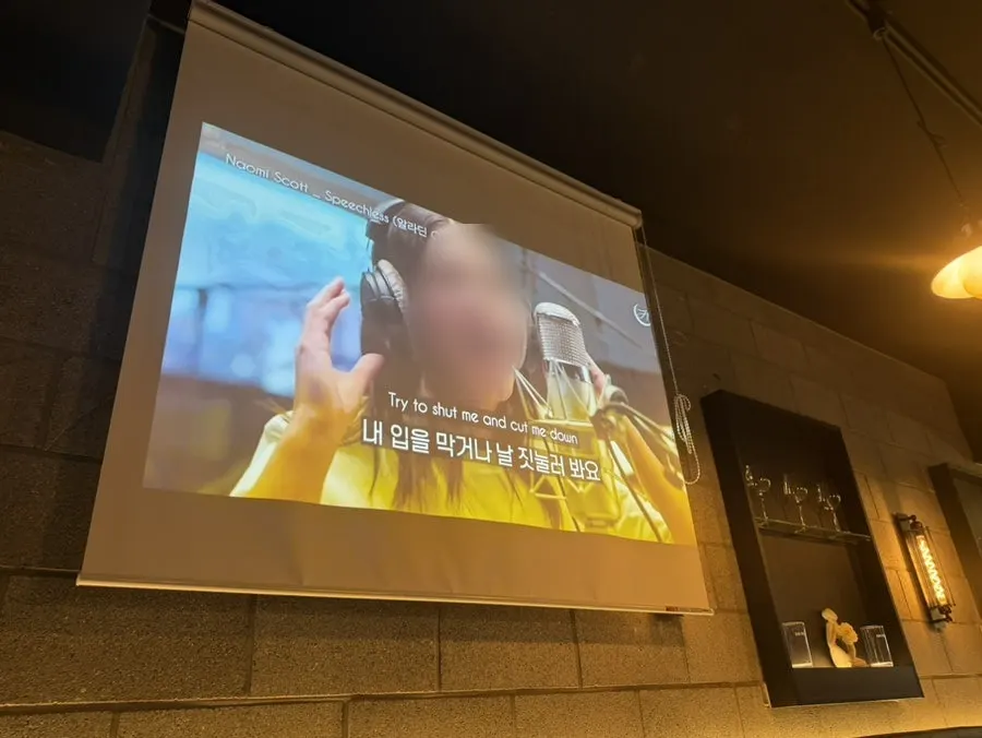 스크린이 있는 어피자 홀 내부