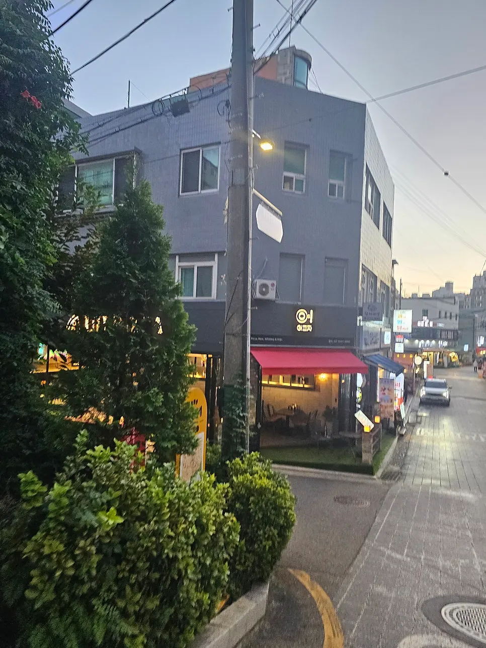 주차장에서 바라본 어피자 건물