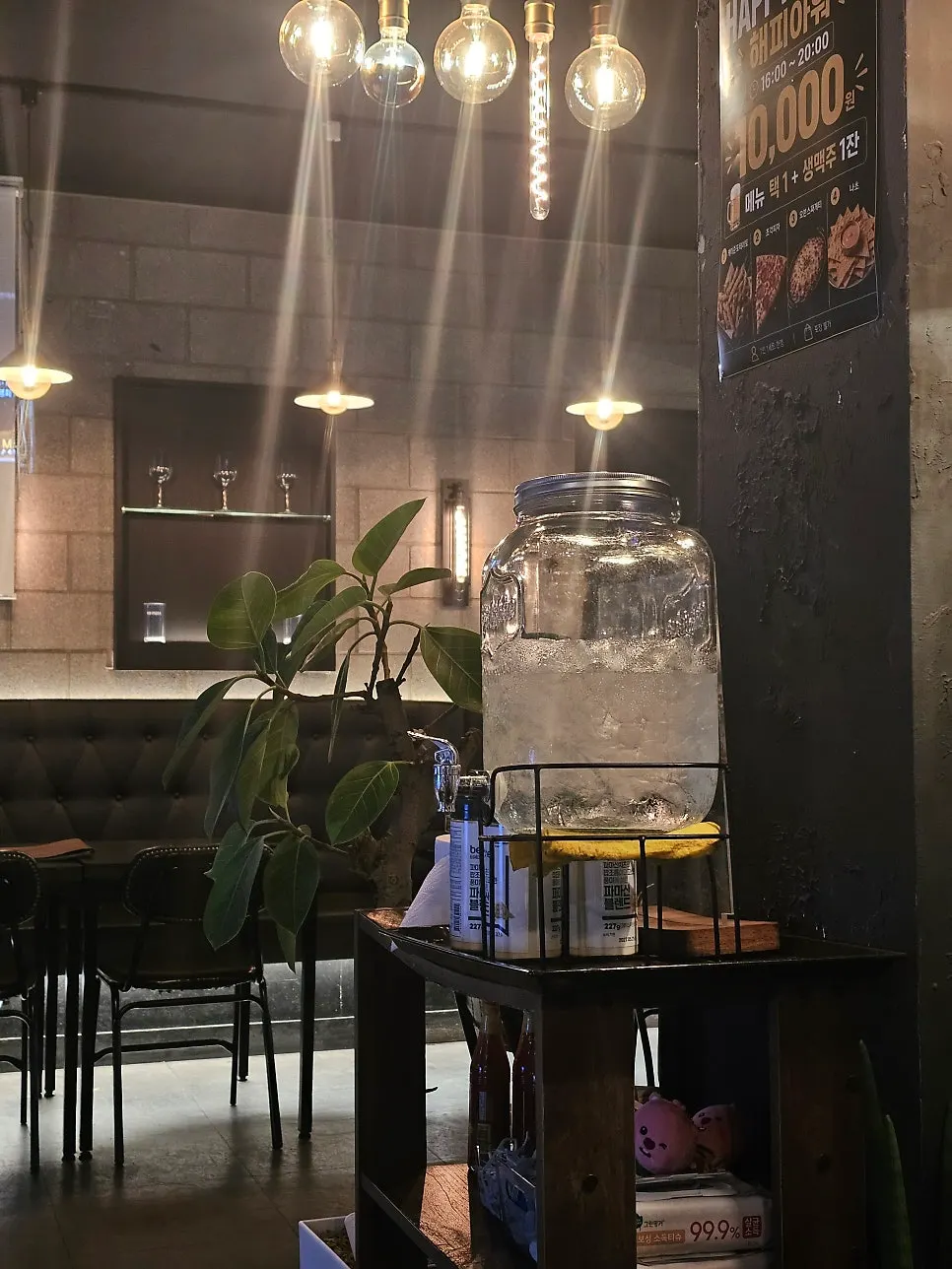 셀프 레몬물과 파마산 치즈가루, 핫소스 코너