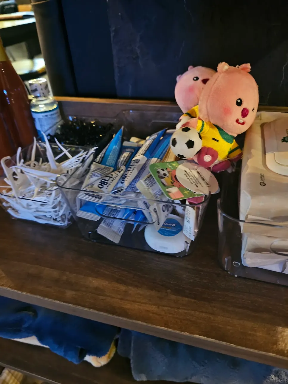 치실과 일회용 가글, 소독 티슈가 놓인 셀프바