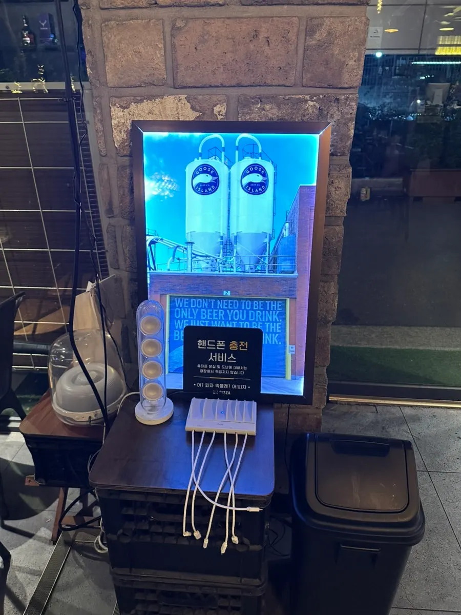 셀프바에 놓인 파마산 치즈와 물
