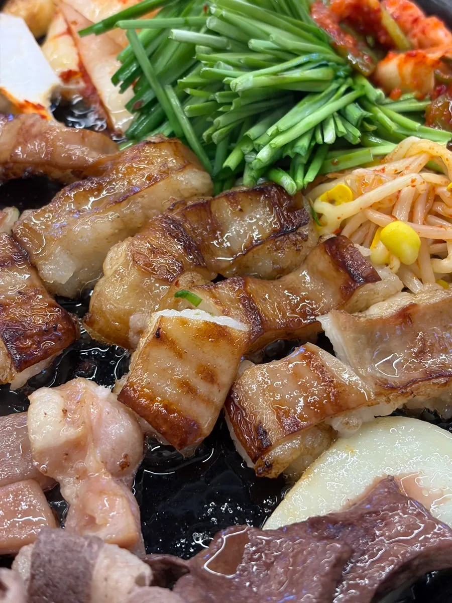 부추에 올린 염통 한 점