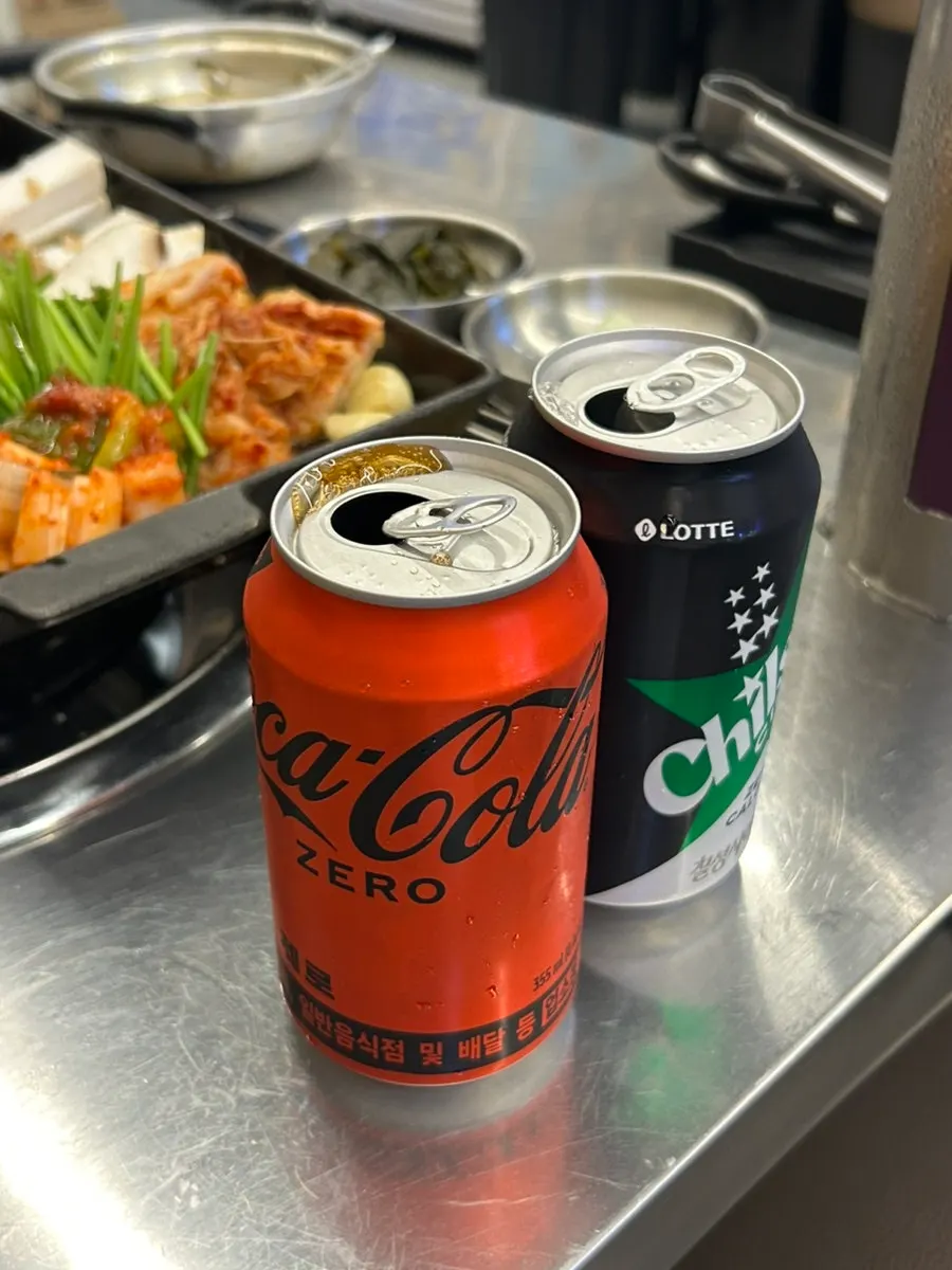 맥주잔에 따른 사이다와 콜라