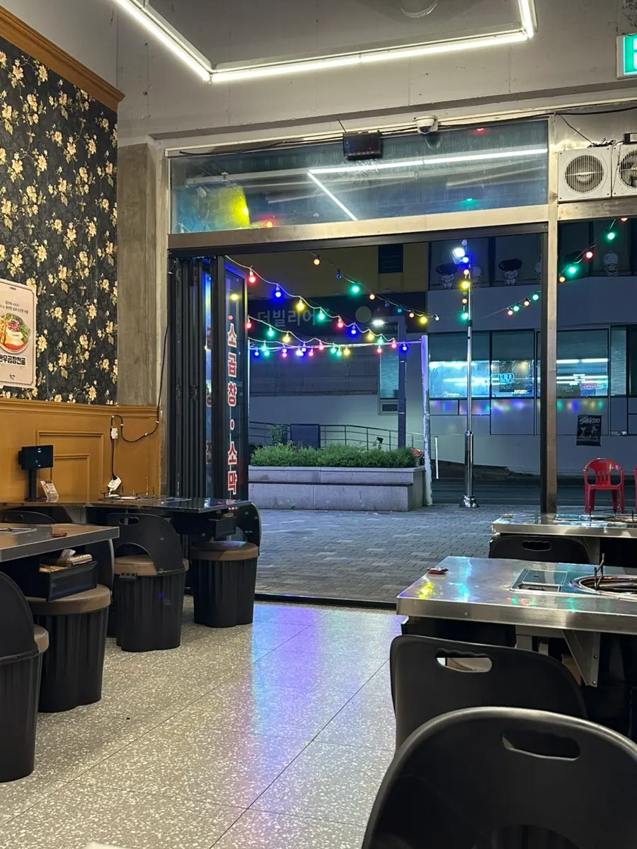 Retro-style patio seating at Uhwa Gopchang