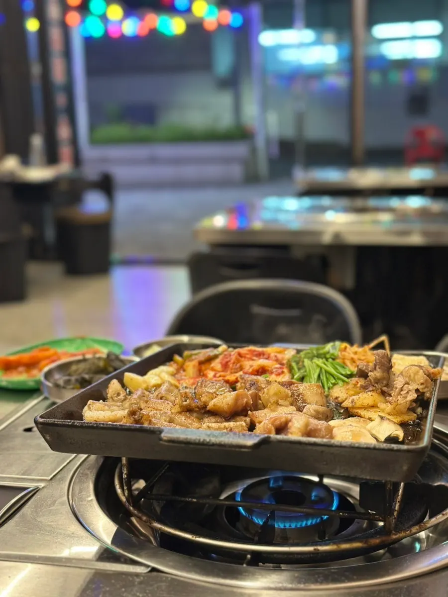 Gopchang, makchang and daechang grilling on the grill plate