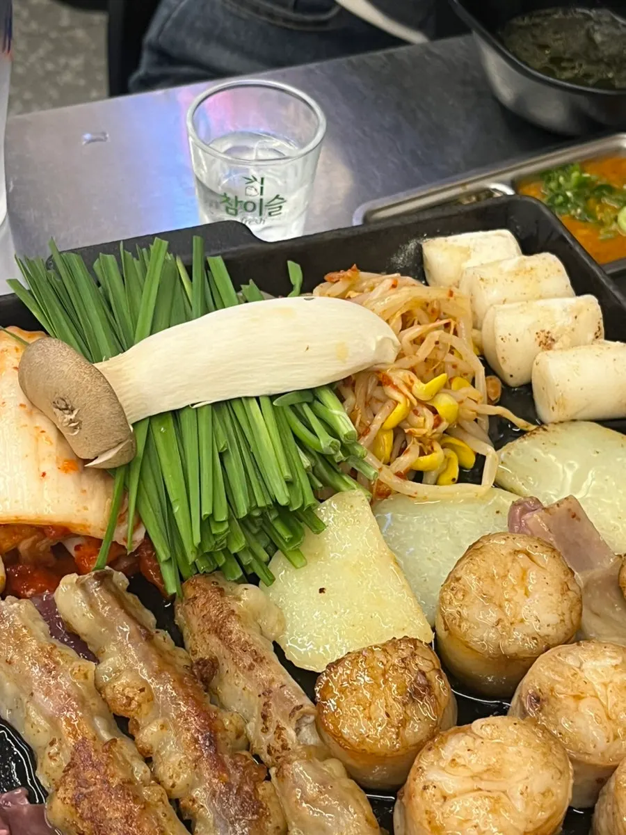 Rice cake sizzling in fat on the grill