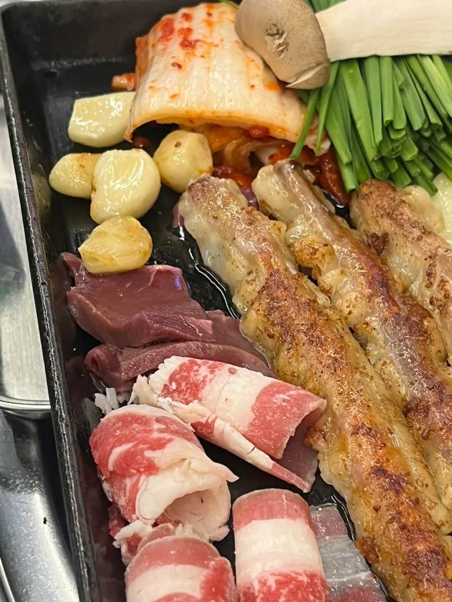 Staff cutting the daechang while grilling