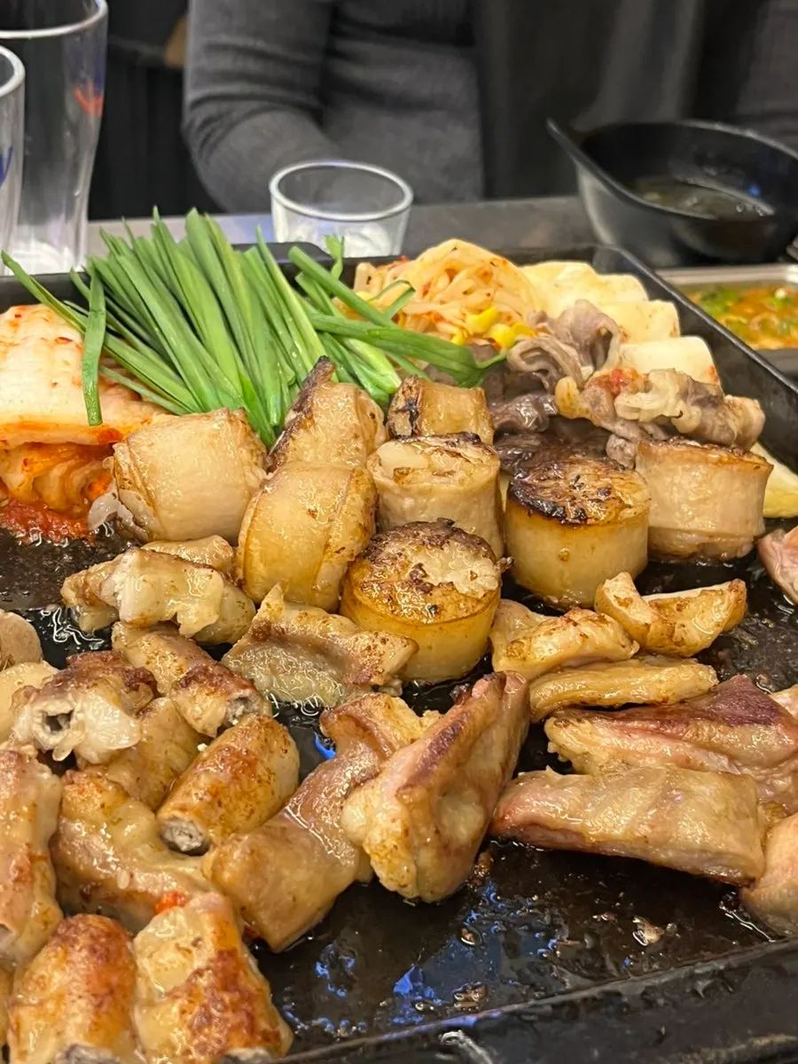 Grilled gopchang placed on pickled radish