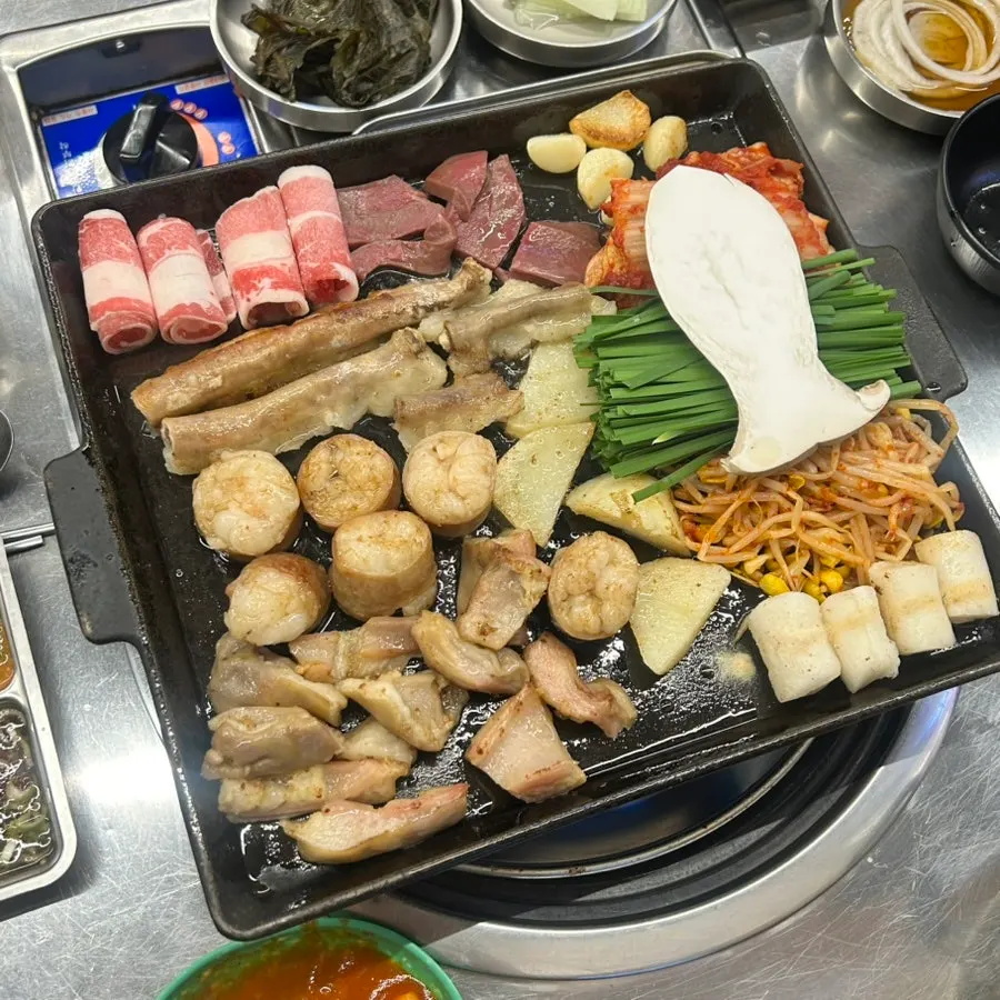 초벌해 나온 우화모듬 한 판