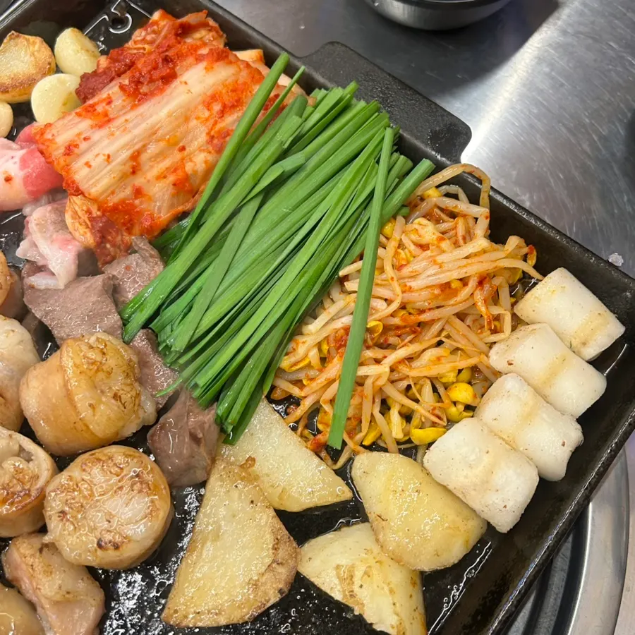 노릇하게 익어가는 곱창 구이