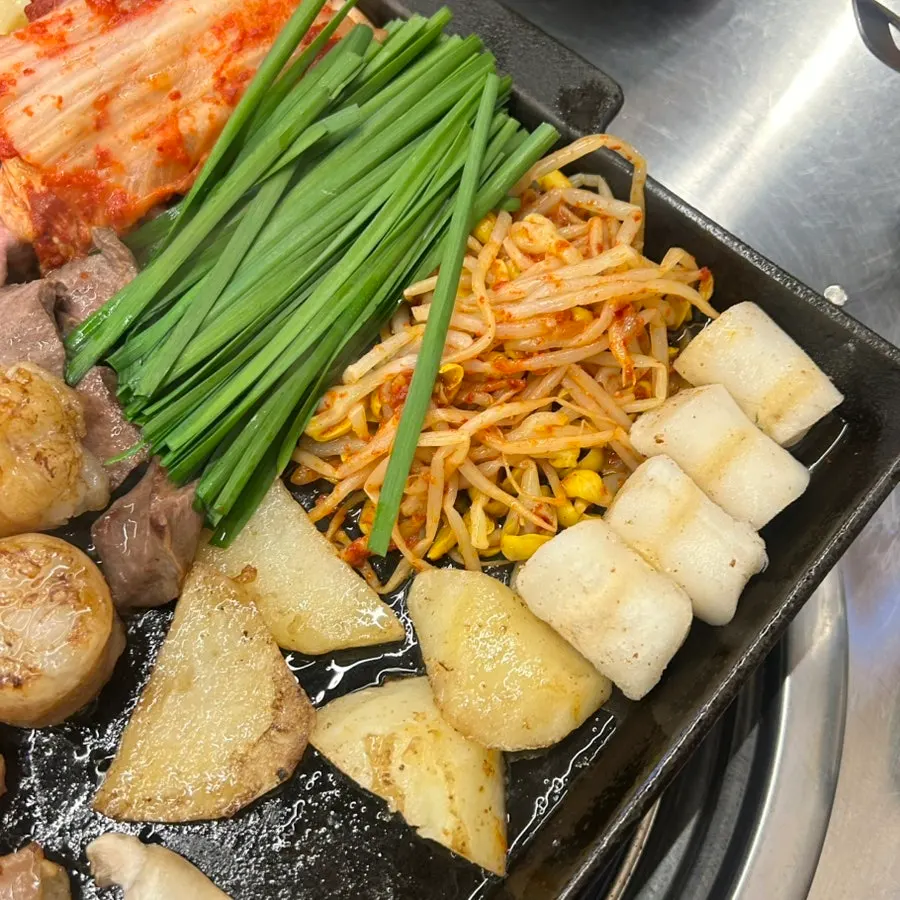 마늘 김치 부추 콩나물이 올려진 불판