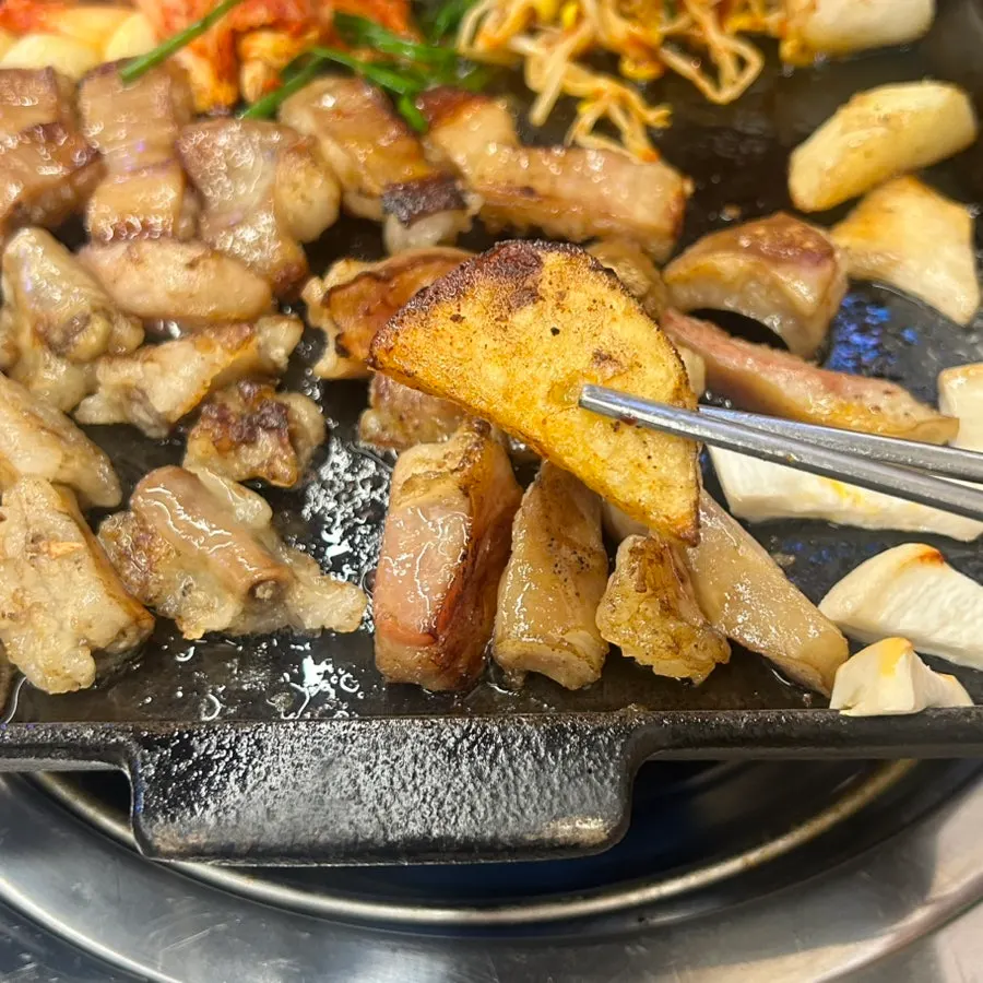 곱창 기름에 볶아지는 야채