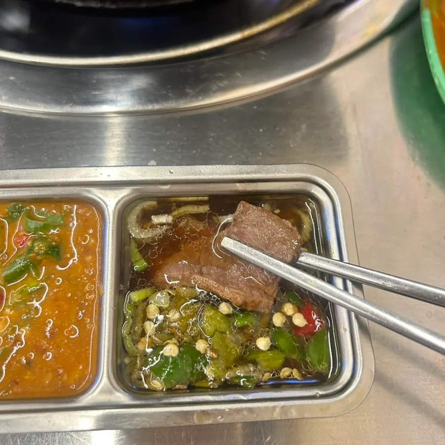 바짝 구워진 떡과 감자