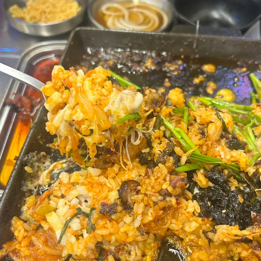 치즈를 추가한 날치알 볶음밥