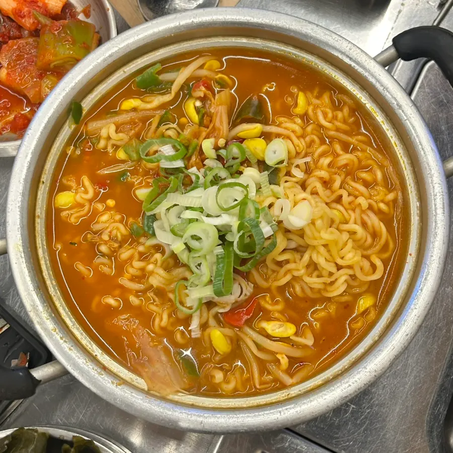 쭉 늘어나는 치즈 날치알 볶음밥