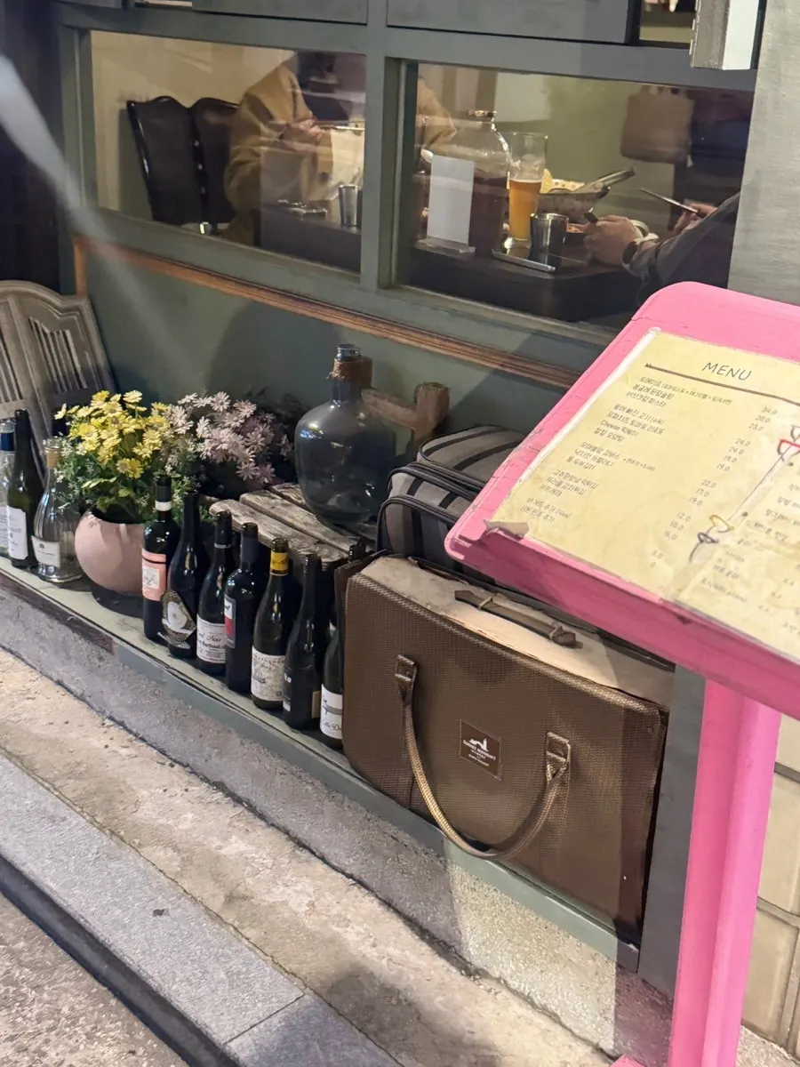 조명이 켜진 우이 사당점 입구 전경
