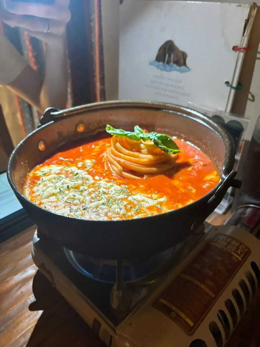 끓어오르는 토메이로 토마토스튜와 계란