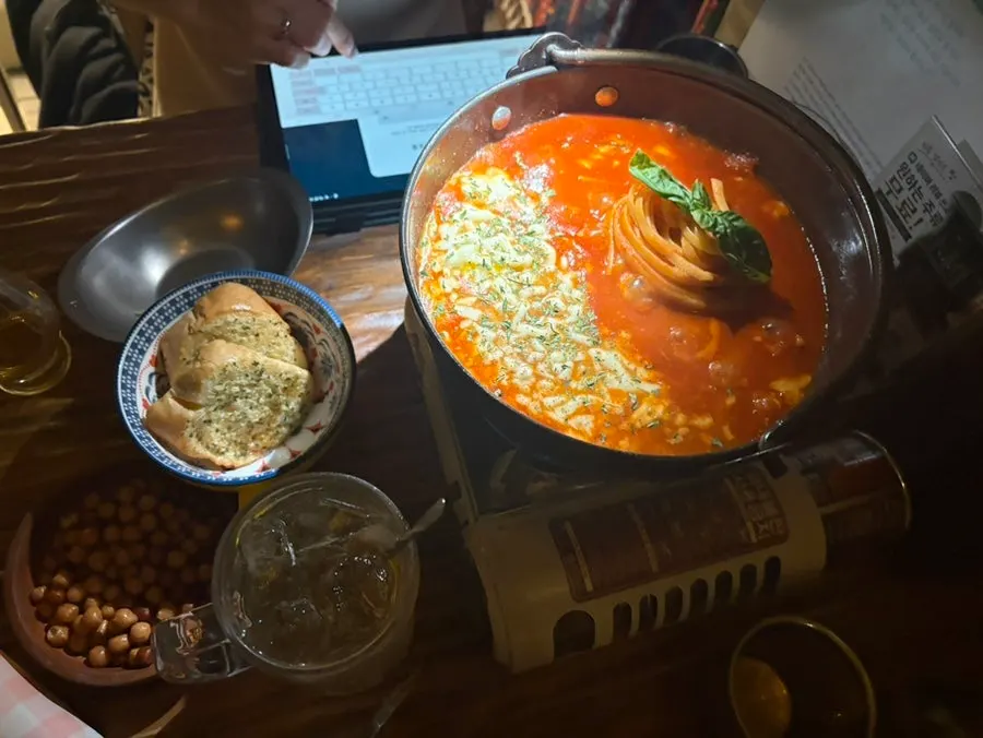 소스가 감긴 링귀네면 한 입 분량