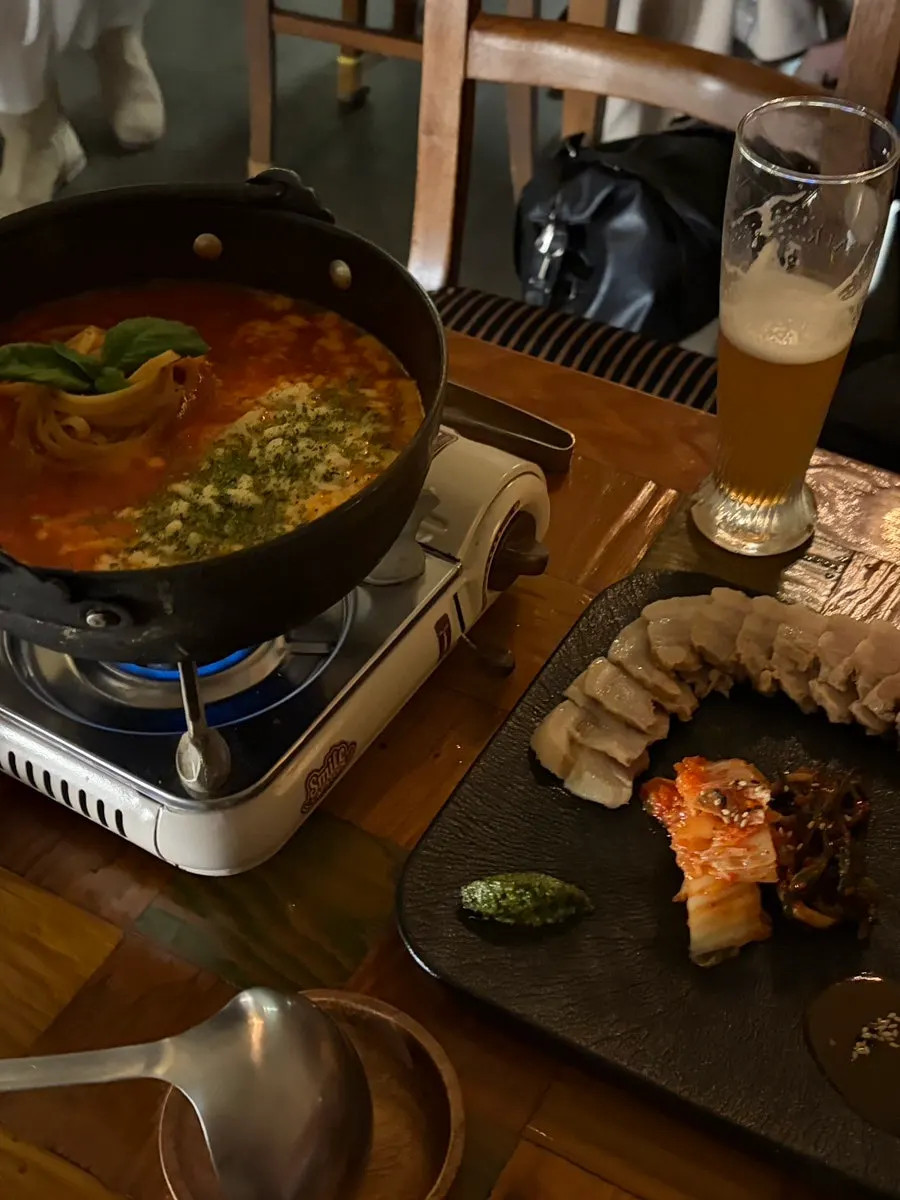 토메이로와 물에빠진고기 상차림